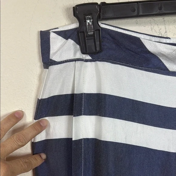 (R) TRINA TURK Navy and White Striped Pants, size  6 - Picture 3 of 14